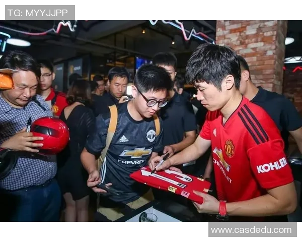 足球巨星手绘九宫格艺术图集 领略球场传奇人物的独特风采