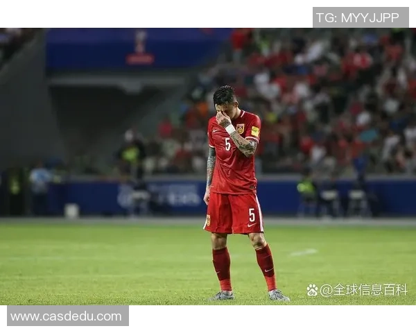 从第一张红牌谈起 足球巨星们的纪律与争议瞬间