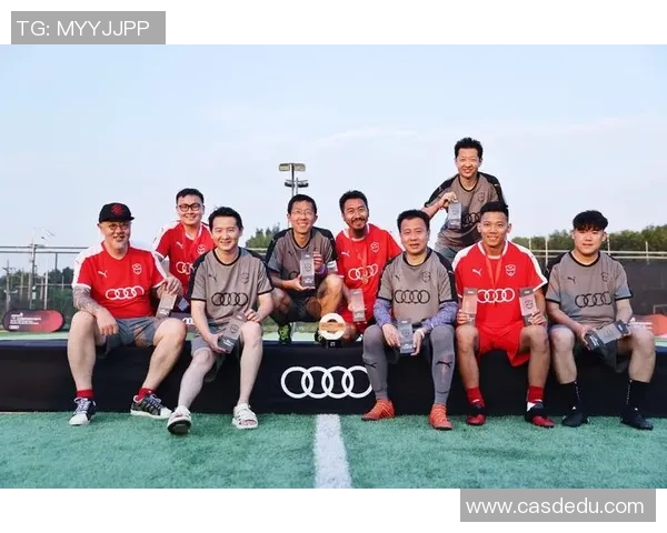 璀璨星光下的足球传奇壁纸，感受绿茵场上的速度与激情